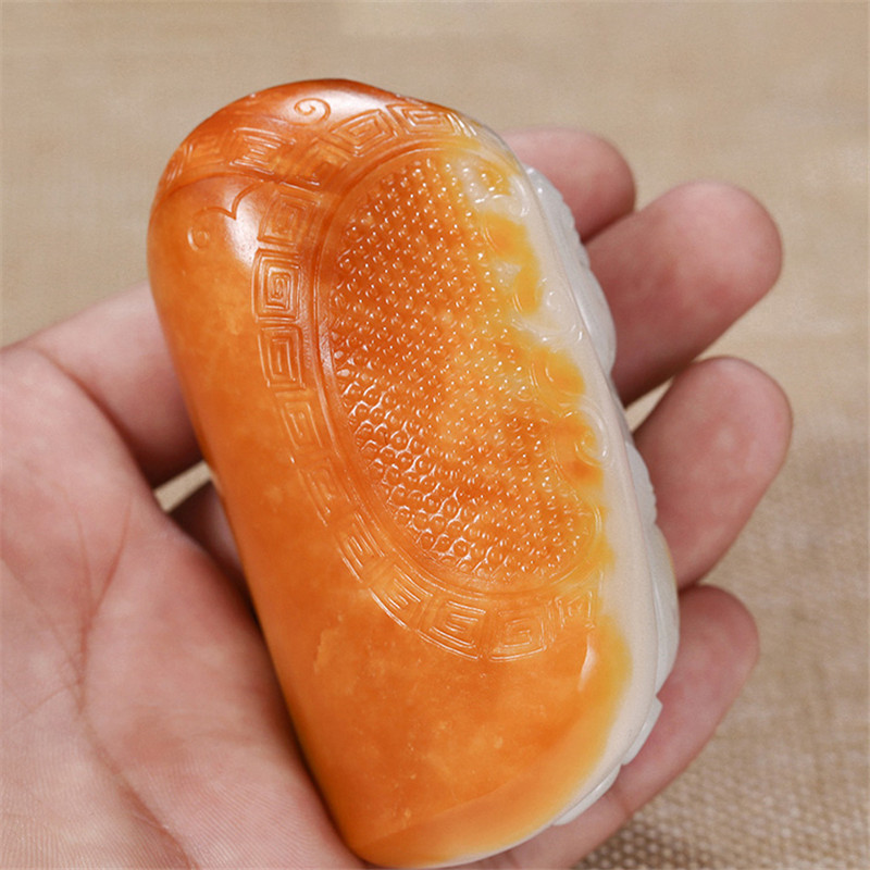 瑞獸納吉新疆和田玉手把件，精致白玉籽料雕刻