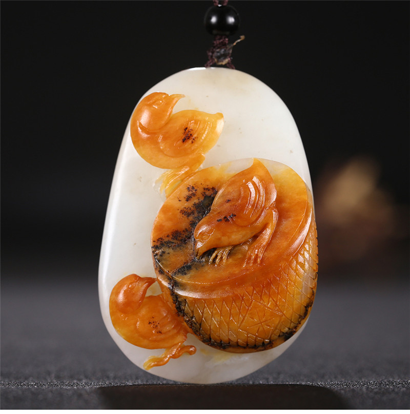 俏雕十二生肖雞掛件，和田玉黃皮籽料