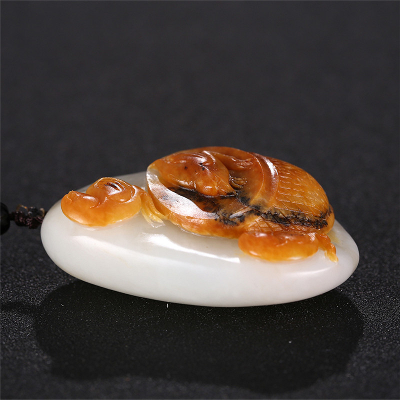 俏雕十二生肖雞掛件，和田玉黃皮籽料