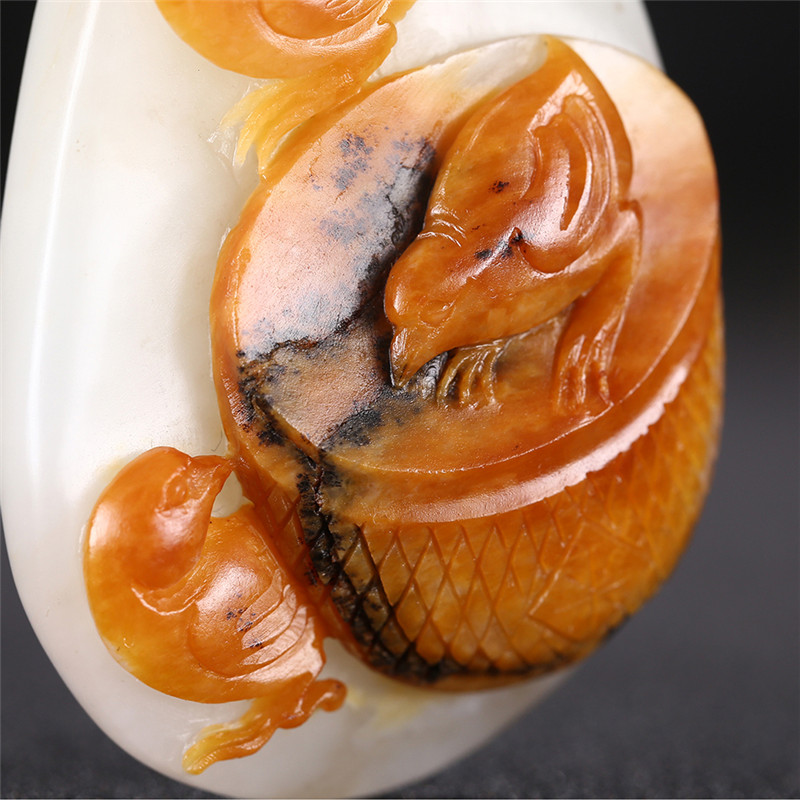 俏雕十二生肖雞掛件，和田玉黃皮籽料