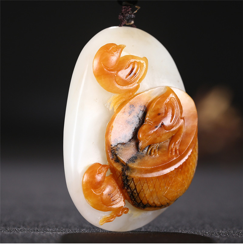 俏雕十二生肖雞掛件，和田玉黃皮籽料