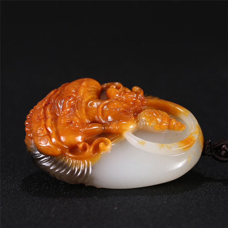 文殊菩薩三色料和田玉掛件，雙面雕刻吊墜