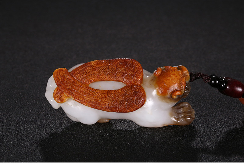 神獸飛虎手把件掛件，天然白玉手玩件玉石小擺