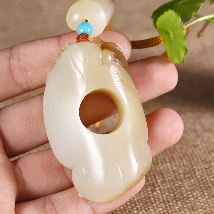 游龍?zhí)煜潞吞镉穹鹿艗旒子裆堩?xiàng)鏈掛墜