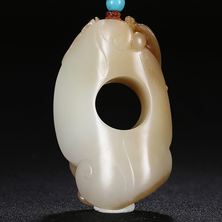 游龍?zhí)煜潞吞镉穹鹿艗旒?，白玉生肖龍項鏈掛? src="/wenxue/d/file/bigpic/190404/04/14-1FQQ52313-50.jpg" / data-p2ij="KX60Zo"><img alt=