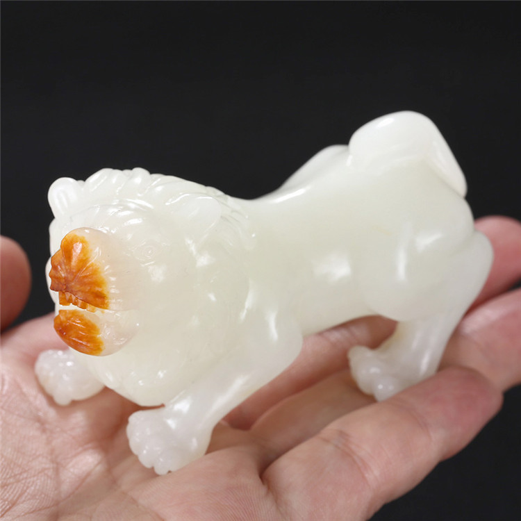 天然籽料真皮獅子手玩件，百獸之王白玉擺件