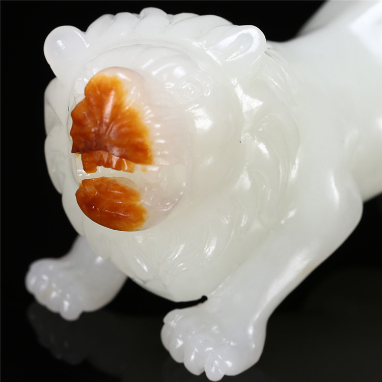 天然籽料真皮獅子手玩件，百獸之王白玉擺件