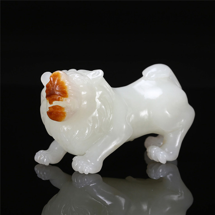 天然籽料真皮獅子手玩件，百獸之王白玉擺件