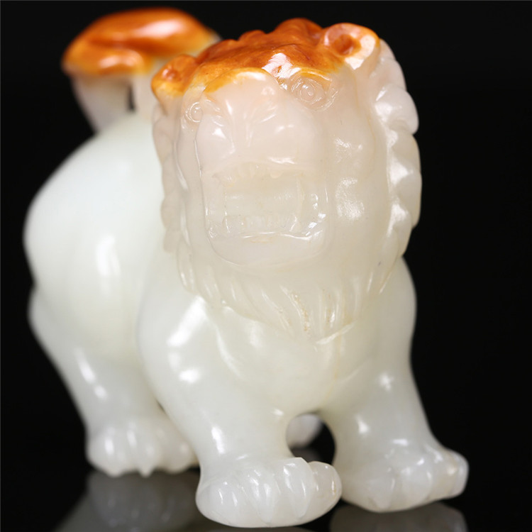 天然籽料真皮獅子手玩件，百獸之王白玉擺件