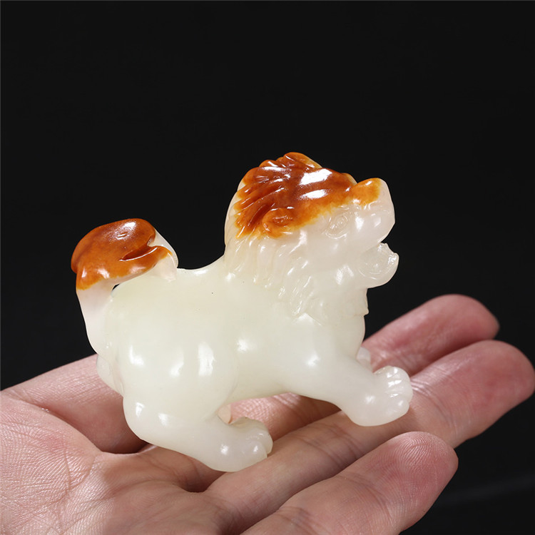 天然籽料真皮獅子手玩件，百獸之王白玉擺件