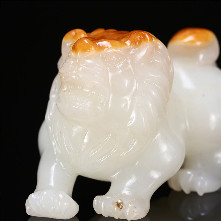 天然籽料真皮獅子手玩件，百獸之王白玉擺件