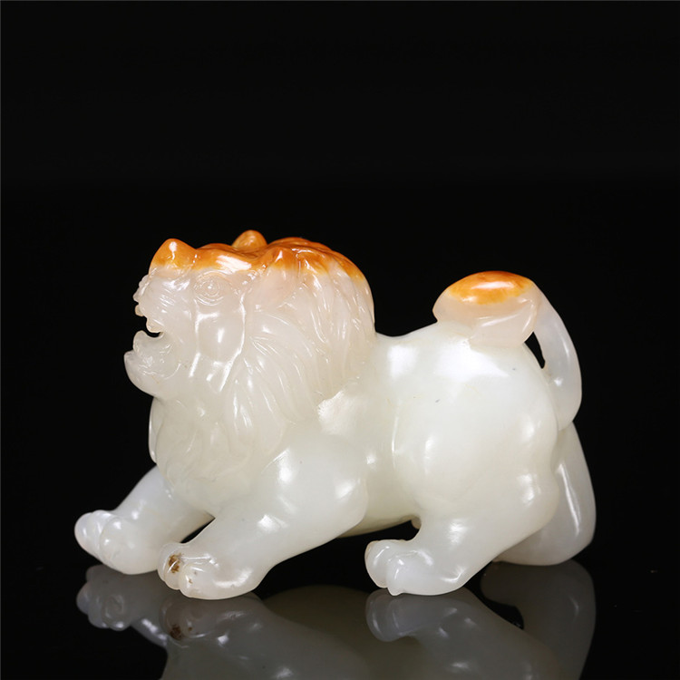 天然籽料真皮獅子手玩件，百獸之王白玉擺件