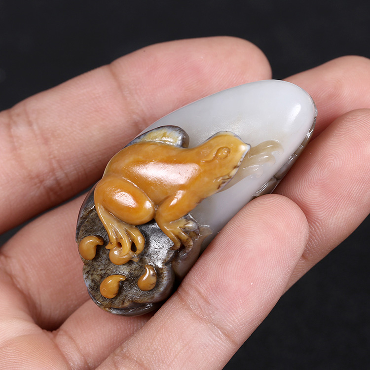 呱呱來(lái)財(cái)天然玉石掛件，新疆和田玉青蛙手把件