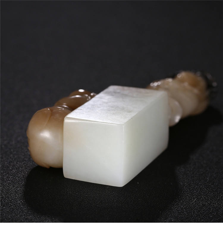 童子拜觀音白玉印章，立體圓雕和田玉手把件
