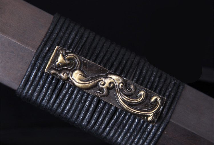 劍氣凌然龍泉小漢劍短劍，四面花紋鋼冷兵器