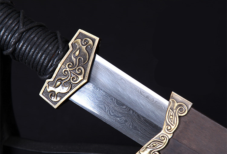 劍氣凌然龍泉小漢劍短劍，四面花紋鋼冷兵器