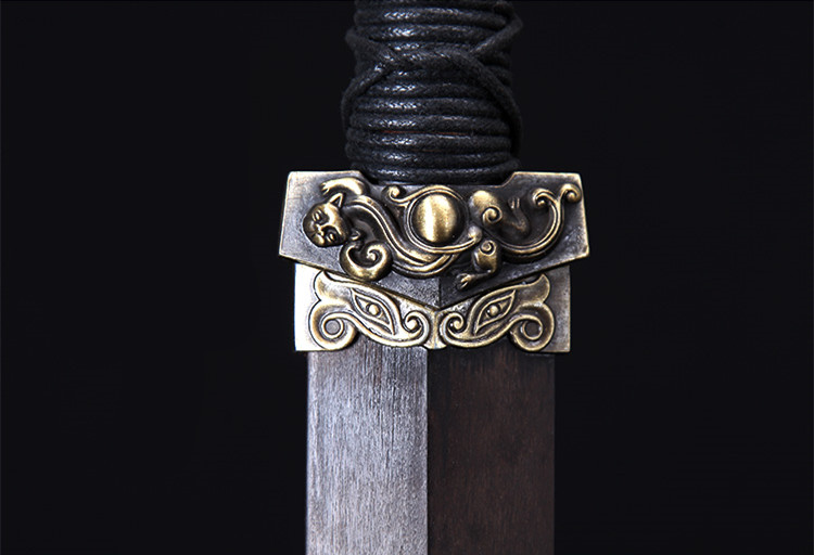 劍氣凌然龍泉小漢劍短劍，四面花紋鋼冷兵器