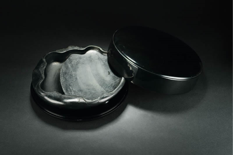 文房四寶硯臺(tái)之名硯?kù)ǔ? src="/wenxue/d/file/bigpic/190404/04/14-1FR4154154.jpg" / data-LEfy="UtUqJI"><img alt=