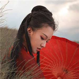 紅衣冷艷古風女子真人頭像，女生古風qq頭像