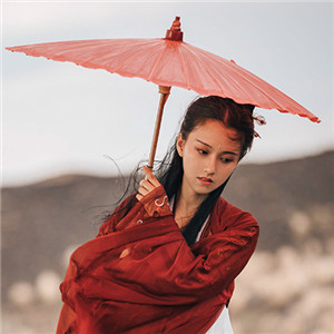 紅衣冷艷古風女子真人頭像，女生古風qq頭像