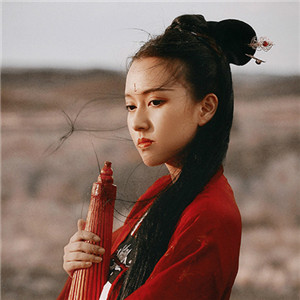 紅衣冷艷古風女子真人頭像，女生古風qq頭像