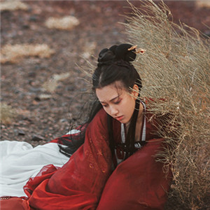 紅衣冷艷古風女子真人頭像，女生古風qq頭像