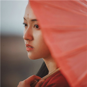 紅衣冷艷古風女子真人頭像，女生古風qq頭像