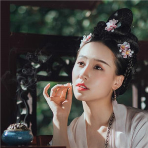深深庭院美人古風頭像，漢服真人頭像qq頭像
