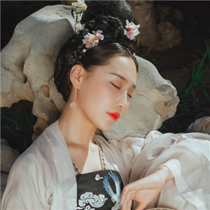 深深庭院美人古風頭像，漢服真人頭像qq頭像