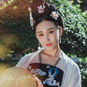 深深庭院美人古風頭像，漢服真人頭像qq頭像