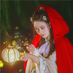 夜深庭間女子古風(fēng)頭像大全，紅斗篷美人qq頭像