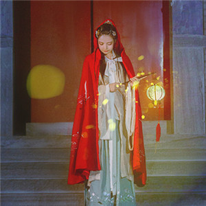 夜深庭間女子古風(fēng)頭像大全，紅斗篷美人qq頭像