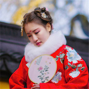 冬日暖陽伊人紅襖古風(fēng)頭像，甜美可愛真人女生
