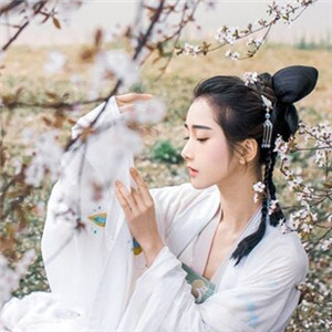 櫻花樹(shù)下古風(fēng)女子頭像，真人古風(fēng)頭像大全