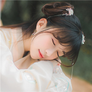 庭院花間漢服少女頭像，古風(fēng)真人唯美qq頭像