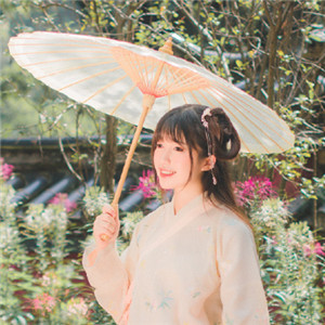 庭院花間漢服少女頭像，古風(fēng)真人唯美qq頭像