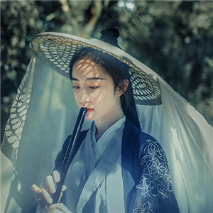 瀟灑肆意古風飲酒女子頭像，好看的真人頭像