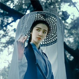 瀟灑肆意古風飲酒女子頭像，好看的真人頭像