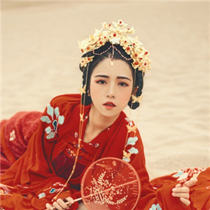 大漠黃沙嫁衣紅裳女子頭像，古風(fēng)艷麗真人頭像
