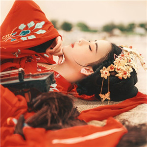 大漠黃沙嫁衣紅裳女子頭像，古風(fēng)艷麗真人頭像