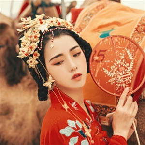 大漠黃沙嫁衣紅裳女子頭像，古風(fēng)艷麗真人頭像