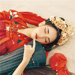 大漠黃沙嫁衣紅裳女子頭像，古風(fēng)艷麗真人頭像