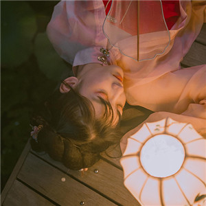 夜色杏粉小依獨(dú)醉酒古風(fēng)頭像，女生古風(fēng)頭像