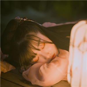 夜色杏粉小依獨(dú)醉酒古風(fēng)頭像，女生古風(fēng)頭像