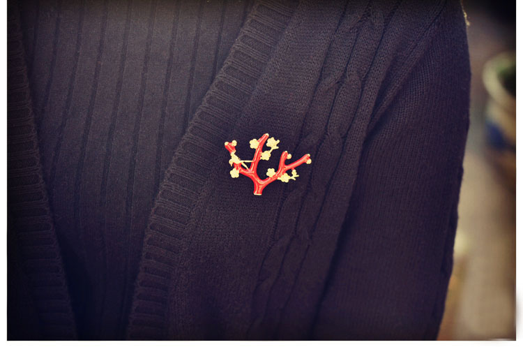 家佳樂文學(xué)文藝復(fù)古紅釉梅花樹枝棲小鳥雅致胸針