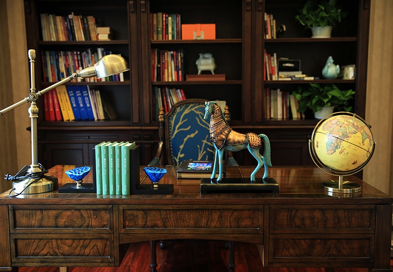 威風(fēng)凜凜，鎧甲鐵騎馬型鐵藝工藝品