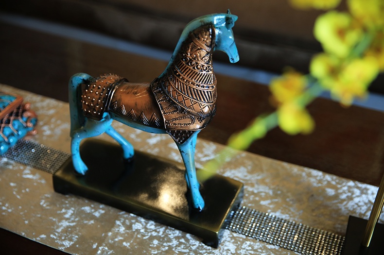 威風(fēng)凜凜，鎧甲鐵騎馬型鐵藝工藝品