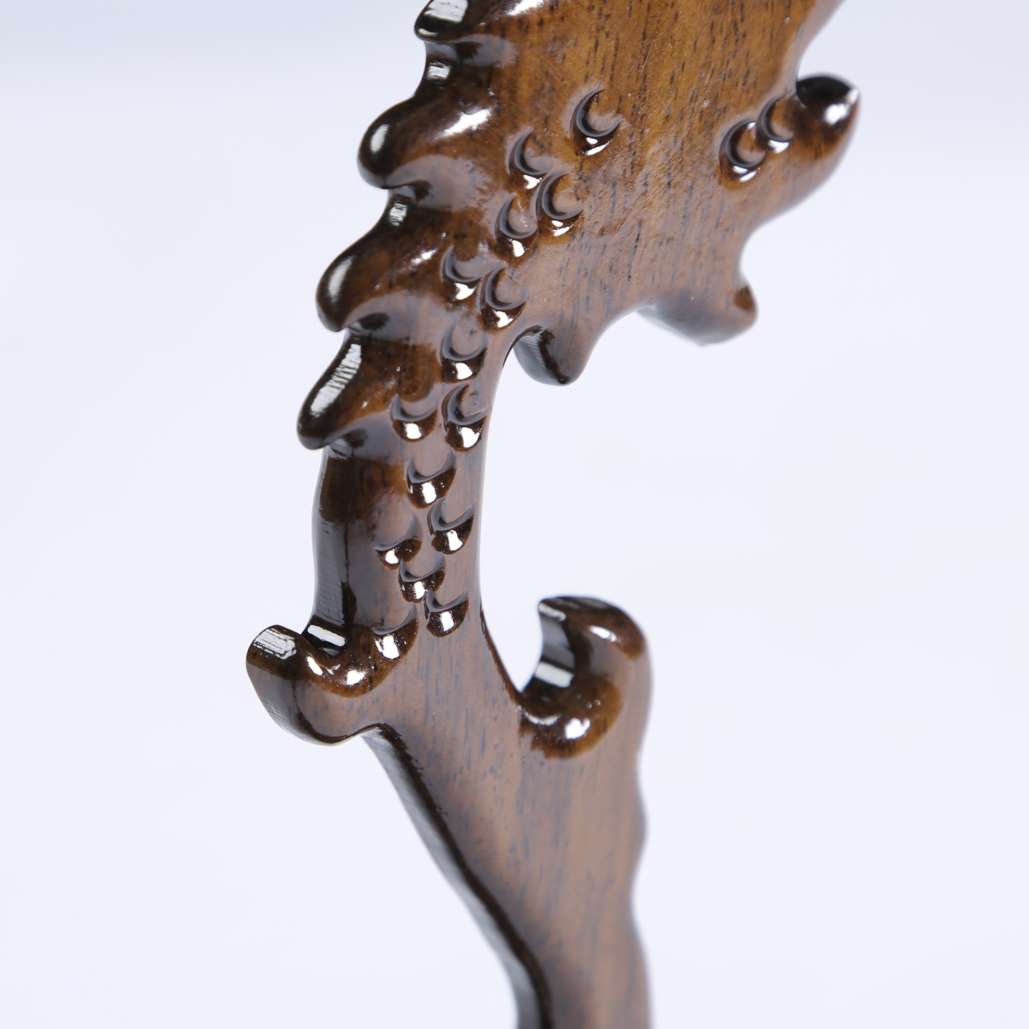 龍頭玉架木雕，細膩精致木雕