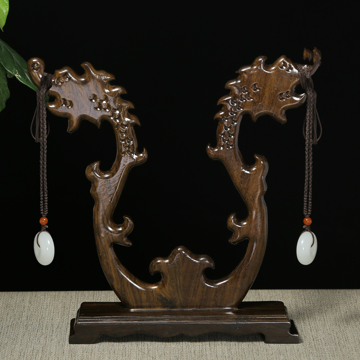 龍頭玉架木雕，細膩精致木雕