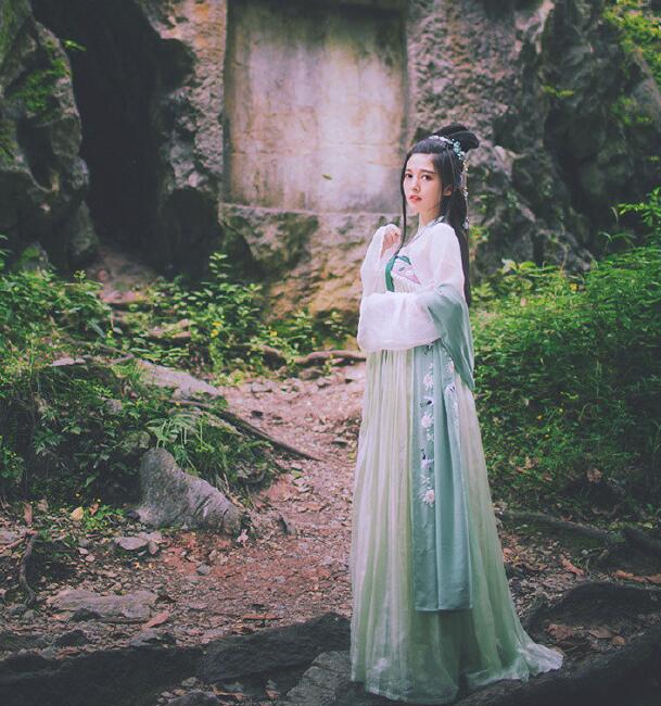 刺繡對(duì)襟齊胸襦裙，清新淡雅漢服